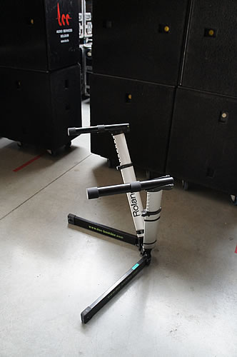 Roland V stand